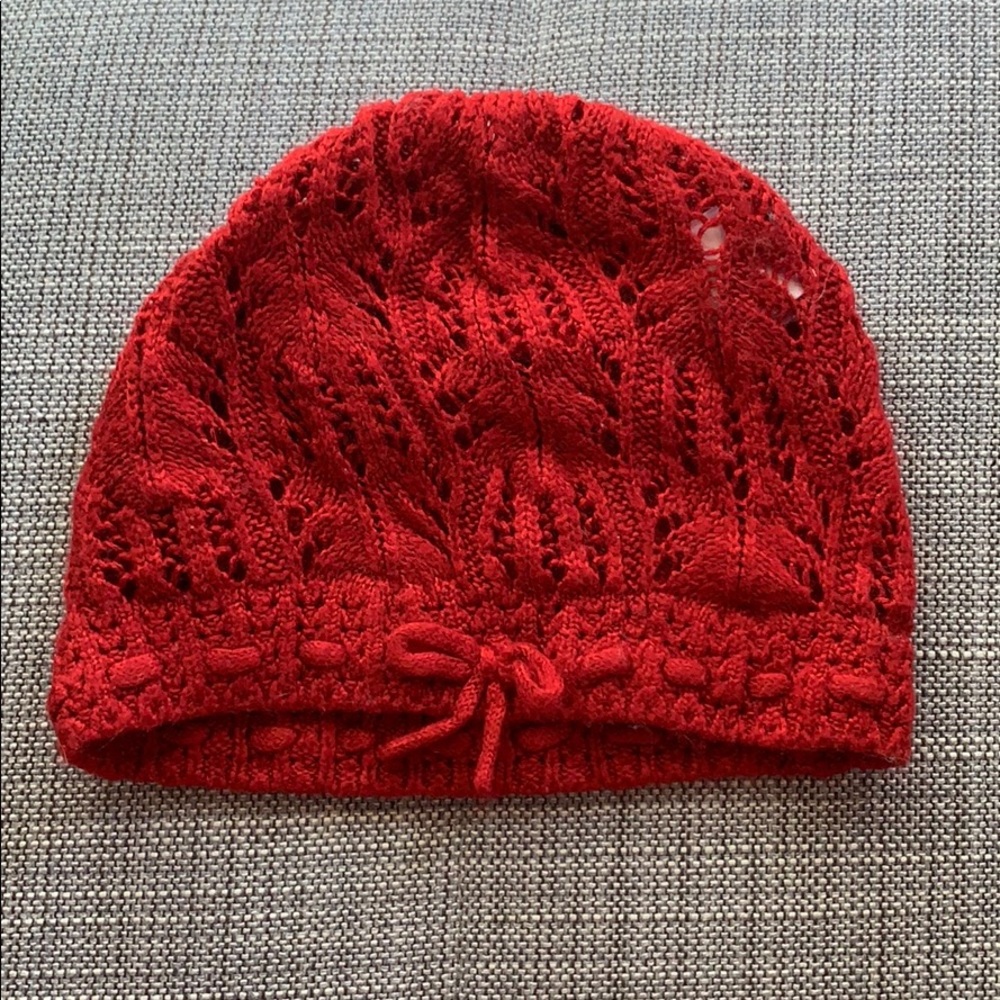 Red crochet hat with small bow from H&M